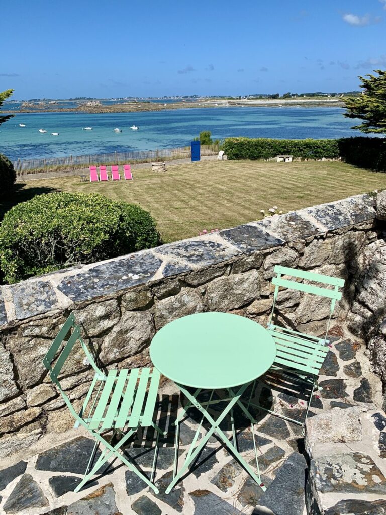 Location Bretagne bord de mer avec spa et transats -