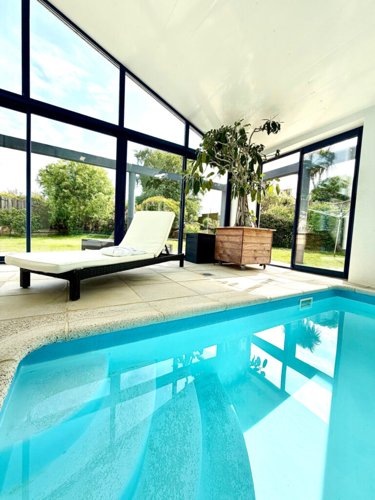 Piscine interieure chauffee location Bretagne -