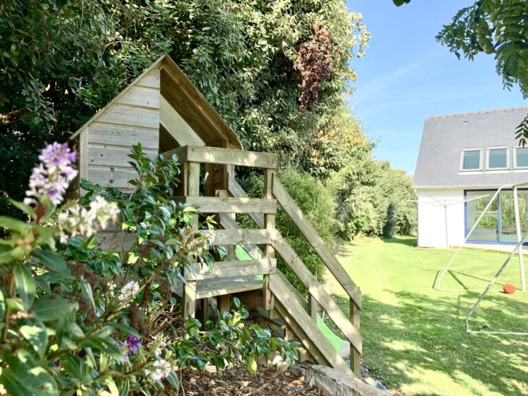 Cabane pour les enfants dans un grand jardin