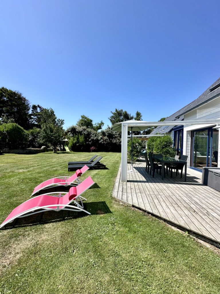 Jardin de 1500 m2 clôturé , transats et bain de soleil