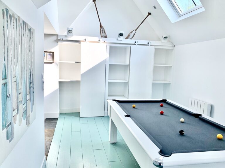 Connais-tu une location de gîte près de la mer avec un billard et un piano ?