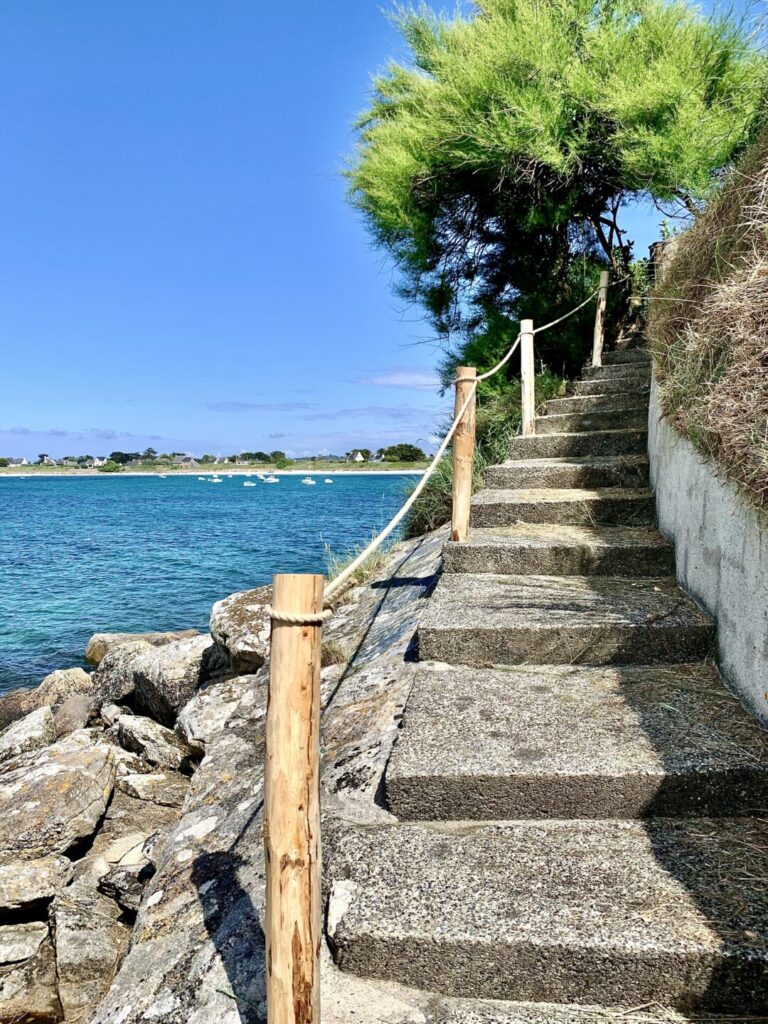 Connais-tu une maison avec accès direct à la mer à louer en Bretagne ?
