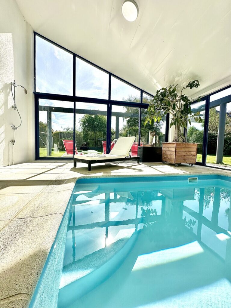 Piscine intérieure chauffée et spa en bord de mer en Bretagne