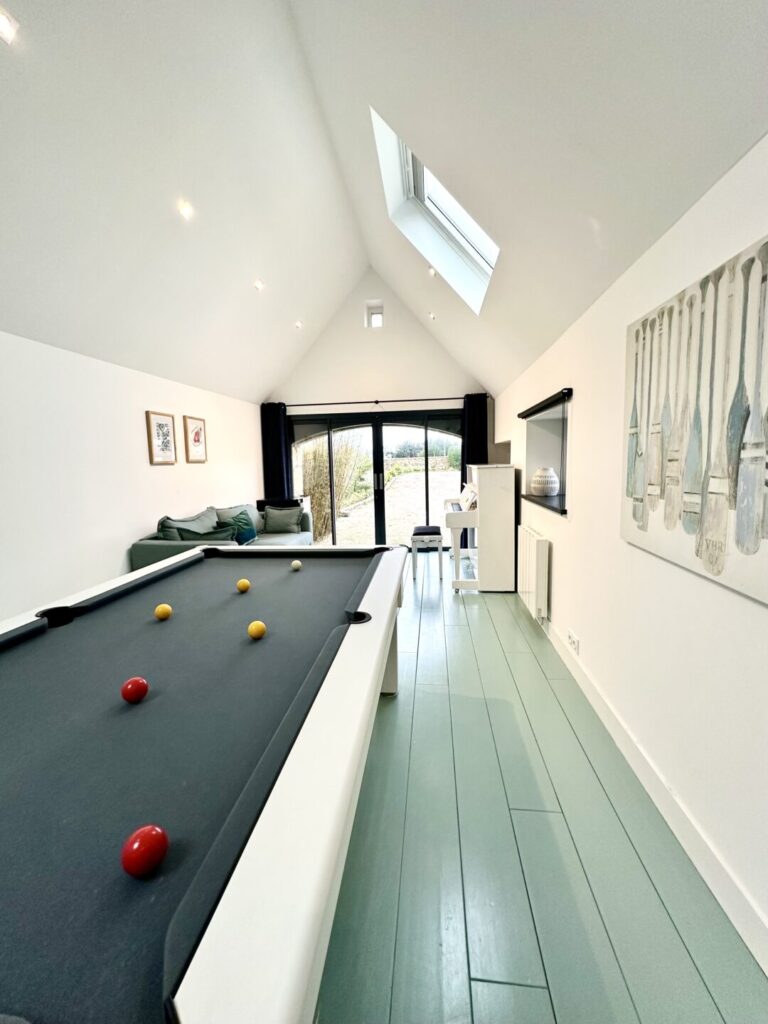 As-tu une maison à louer avec un piano et un billard en bord de mer en Bretagne ?
