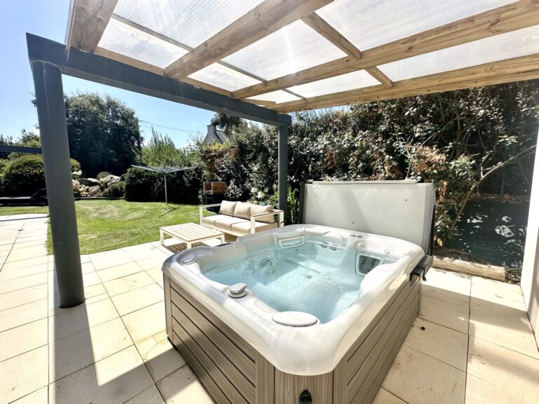 Location maison avec spa couvert et piscine en Bretagne