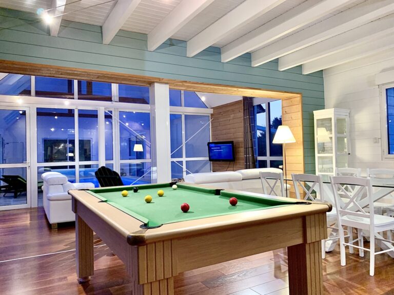 location vacances Bretagne bord de mer piscine intérieure et billard
