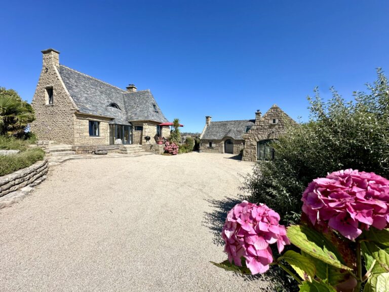 Connais-tu un domaine à louer avec vue sur mer en Bretagne ?