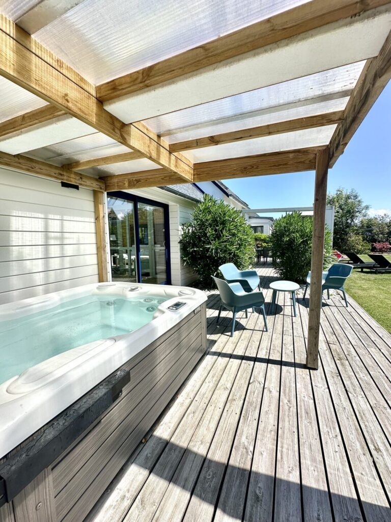 Spa chauffée toute l'année sur terrasse bois dans le jardin