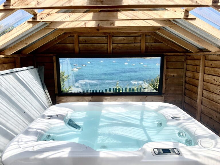 Gîte avec spa et vue sur la mer en Bretagne