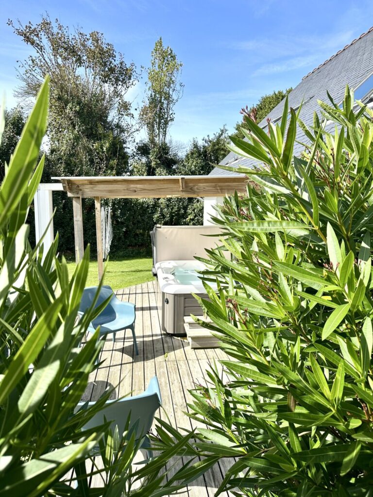 Spa couvert dans jardin paysager