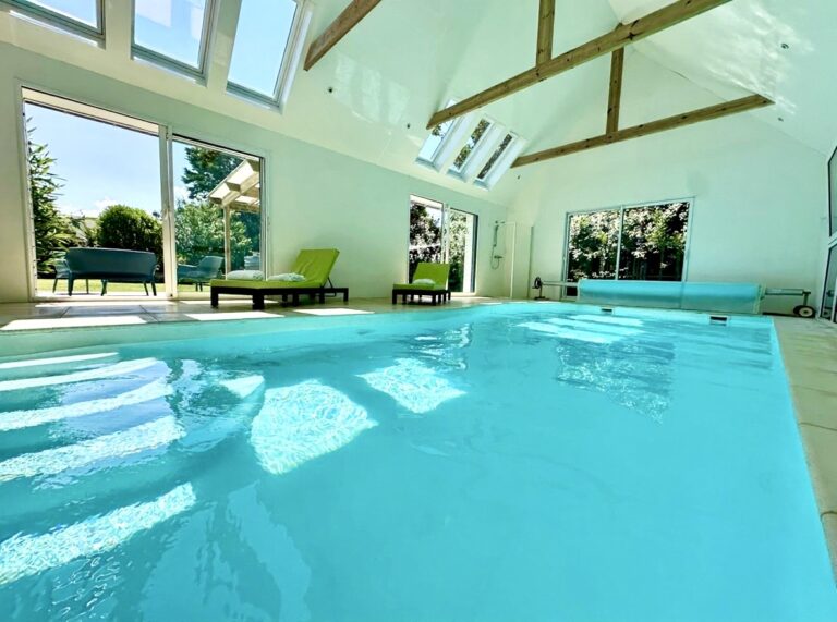 Piscine intérieure chauffée . Bassin de piscine de 8 m de long