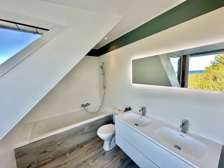 salle de bain avec baignoire avec vue sur mer. Meubles Porcelanosa